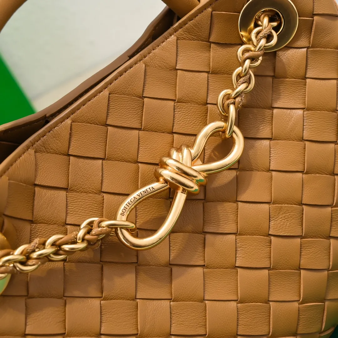 Batch 1960 BOTTEGA VENETA 2024 spring and summer new small ANDIAMO chain bag is also available! 🔥🔥I believe many friends have been waiting for a long time. The metallic chain adds a touch of sophistication to the original softness and elegance of Andiamo. The collision of classic craftsmanship and elegance creates a different kind of beauty. Style number: 6008 Size: 25*22*10.5cm